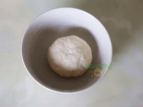 把面粉倒入牛奶碗里，拌均均匀，揉搓光滑面团，盖上一块湿布，室温下放置1小时左右，发酵至膨胀状态。