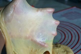 这个时候达到扩展阶段，拉伸出比较薄的膜，可以形成手套膜。