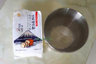 主面团（除黄油之外）所有食材倒入厨师机里，接着把种面团也放入，用厨师机中档搅拌3分钟之后，加入软化的黄油，继续揉5分钟。