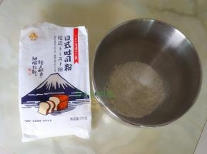 主面团（除黄油之外）所有食材倒入厨师机里，接着把种面团也放入，用厨师机中档搅拌3分钟之后，加入软化的黄油，继续揉5分钟。