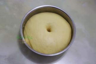 揉搓光滑，盖上一块湿布，进行基础发酵，大约1小时发酵至2倍大。这个面团呈现金黄色，是因为有大量的鸡蛋和黄油。