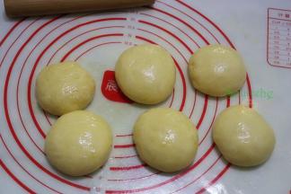 将发酵好的面团揉搓排气，然后分成6等分，分别揉圆。