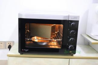 把吐司盒放入烤箱，进行最后一次发酵。烤箱内装一盘温水，发酵键，时间45分钟。