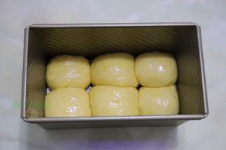 揉搓好面团分别放入吐司盒，这个面条特别软，不能用擀面杖来擀，只能用手揉搓圆。