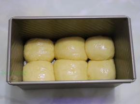揉搓好面团分别放入吐司盒，这个面条特别软，不能用擀面杖来擀，只能用手揉搓圆。