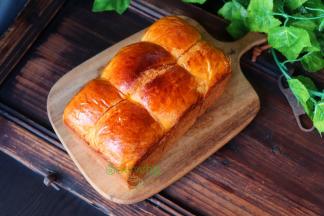 烤好的吐司，取出倒扣，脱模，放冷。记得戴隔热手套，要热的时候脱模。这个吐司又香又软，可以拉丝，直接吃已经很香了。