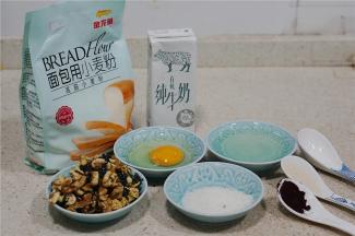 这款面包备料：金龙鱼面包用小麦粉375克，牛奶195克，鸡蛋1个，白糖30克，细盐5克，酵母5克，黑醋栗粉半小匙，玉米油50克