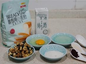 这款面包备料：金龙鱼面包用小麦粉375克，牛奶195克，鸡蛋1个，白糖30克，细盐5克，酵母5克，黑醋栗粉半小匙，玉米油50克