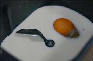 将牛奶，鸡蛋，白糖，细盐分别加至面包机的桶里。