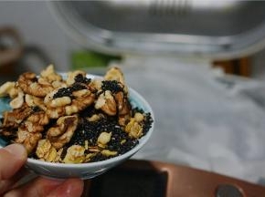 揉至油与面团完全融合之后，再加入核桃仁，黑芝麻及麦片。