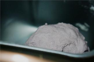 面包机选择一键甜面包的模式，揉面至光滑。