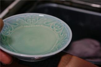 然后加入称量好的玉米油，注意这一步加入之后要用烘焙纸盖在桶上，这样子油就不会在揉转中弄到桶外。