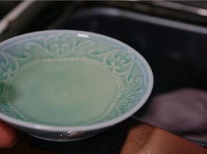 然后加入称量好的玉米油，注意这一步加入之后要用烘焙纸盖在桶上，这样子油就不会在揉转中弄到桶外。