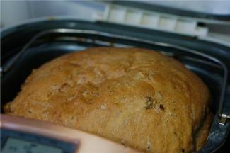 然后剩下来全部的步骤都交给面包机了，三个小时之后，一个超大个及麦香味十足的面包就完成啦。