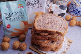 放凉了切开了看看，组织真的很不错哦，这黑醋栗粉下次得再多放一点，那样子梦幻星空的感觉就会强烈许多哦。