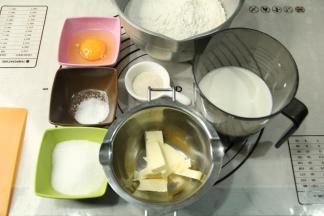 准备还所有材料。冬天用的常温牛奶，夏天的话最好用冷藏牛奶，控制面温。