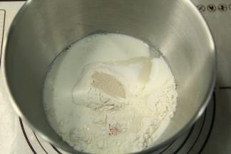 将用料部分除了黄油以外其他材料放入厨师机打面桶，盐、糖分开放置在两个角落，酵母不要和盐、糖直接接触。面粉不同吸水量也不同，可以预留10-15克牛奶酌情加入。