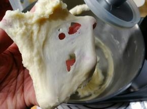 厨师机开一档混合1-2分钟，混合到无干粉，转2-3档打，耐心一点，打到面团能拉出粗膜，有膜，但是不结实，而且破洞粗糙。时间需要看自己家厨师机功率。