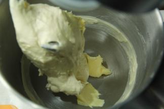 然后加入软化好的黄油，先转1档，打到黄油和面团融合，再转2-3档，打到面团扩展，小餐包不需要打到完全。膜没有吐司要求那么高。