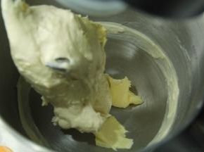 然后加入软化好的黄油，先转1档，打到黄油和面团融合，再转2-3档，打到面团扩展，小餐包不需要打到完全。膜没有吐司要求那么高。