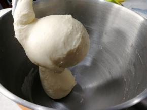 如图，面团光滑，挂钩，盆底干净。