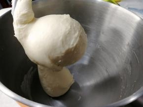 如图，面团光滑，挂钩，盆底干净。