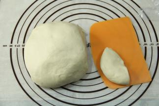 然后用刮板切下一块面团。