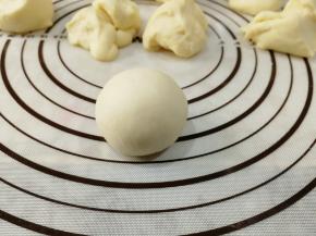 不要太用力，略微滚圆即可，太用力，面团打好的筋比较容易被破坏。面团较小，所以用的滚圆，面团大的话，折叠收圆即可。