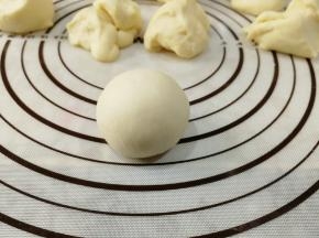 不要太用力，略微滚圆即可，太用力，面团打好的筋比较容易被破坏。面团较小，所以用的滚圆，面团大的话，折叠收圆即可。