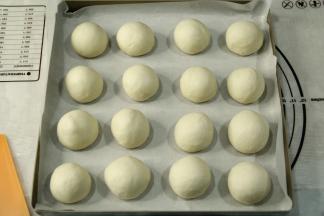 排入垫好油纸的28*28金盘中。