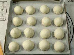 排入垫好油纸的28*28金盘中。