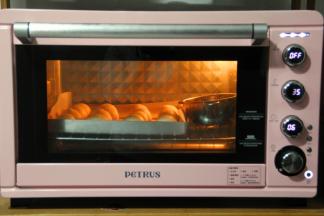 放入烤箱，发酵档，36度，发酵50分钟左右，两倍大即可。里面放一小碗水，增加湿度。没有发酵档的，可以在底部在放一个烤盘，加一小盘温热的水保持温度湿度发酵。