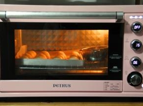 放入烤箱，发酵档，36度，发酵50分钟左右，两倍大即可。里面放一小碗水，增加湿度。没有发酵档的，可以在底部在放一个烤盘，加一小盘温热的水保持温度湿度发酵。