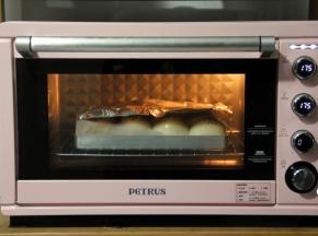 放入预热好的烤箱下层，转上下175度，烤25分钟，上色满意，及时加盖锡纸，防止上色过重。