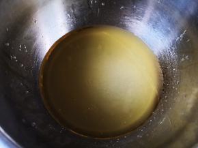 将玉米油和橙汁以及15g白糖混合