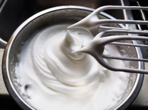 蛋白加入适量柠檬汁，分3次加入60g白糖打到硬性发泡