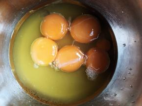 分蛋时蛋黄直接放入盛有橙汁混合液的盆里