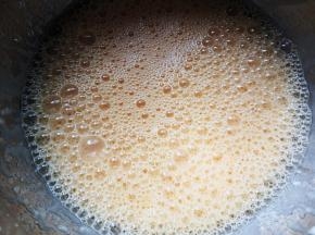 用电动打蛋器搅拌蛋黄糊