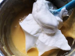 取三分之一蛋白霜放入蛋黄糊中，搅拌均匀