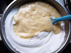 将蛋糕糊倒回蛋白盆中