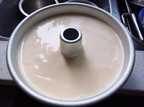 将蛋糕糊装进8寸中空模具