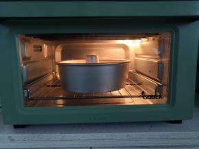 放入预热好的烤箱下层130度烘烤50分钟