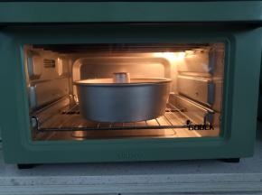 放入预热好的烤箱下层130度烘烤50分钟
