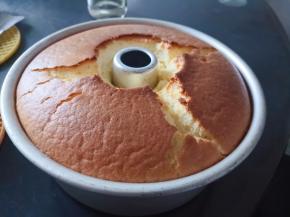 表面上色均匀后即可出炉，用力震几下倒扣