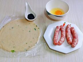 准备食材，牛肉肠用两根，我多烤了两根孩子要吃。