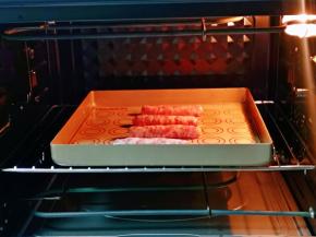 把牛肉肠放在垫有油纸的烤盘，入烤箱中层，200度烤10分钟，取出备用。