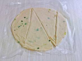 手抓饼去掉包装，切小块，如图。