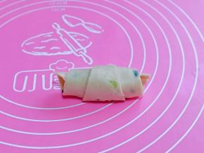 再卷起来，收口捏紧，我从中间切开了，孩子一口一个，吃起来方便，可以根据个人喜好来。