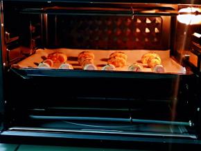 入烤箱中层，上下200度烤12-15分钟。(注意观察颜色)