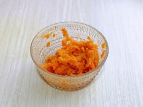 将蒸熟的红薯放器具中，压成泥。(我用了两个哈)